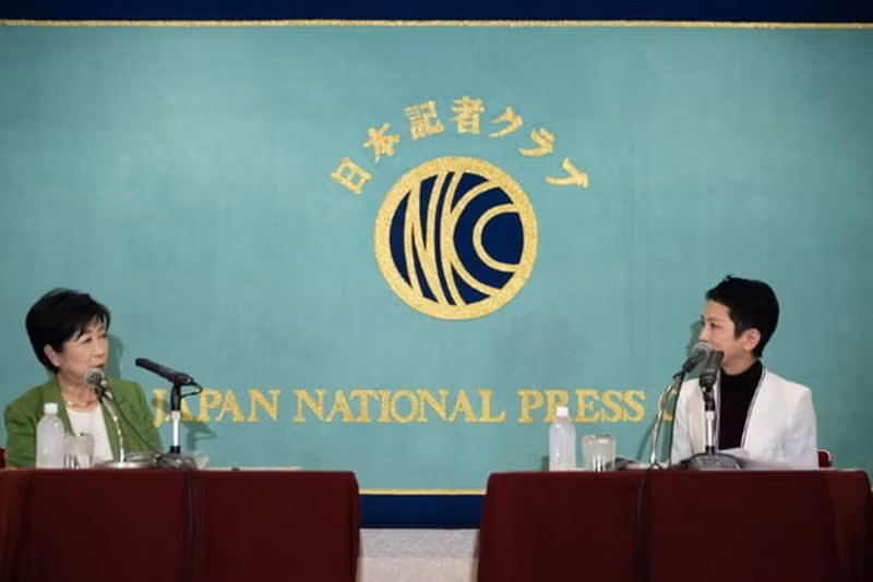 Thống đốc đương nhiệm Yuriko Koike và ứng cử viên Renho. (Nguồn: BSS News)