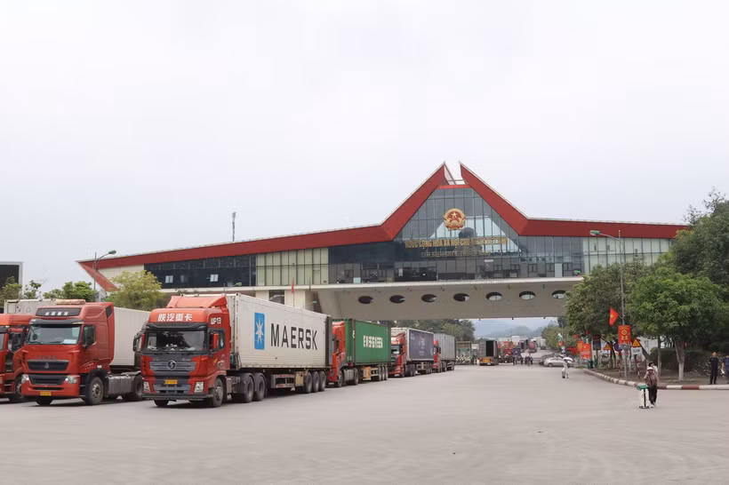 Phương tiện xuất nhập khẩu qua cửa khẩu quốc tế Hữu Nghị. (Ảnh: Quang Duy/TTXVN)