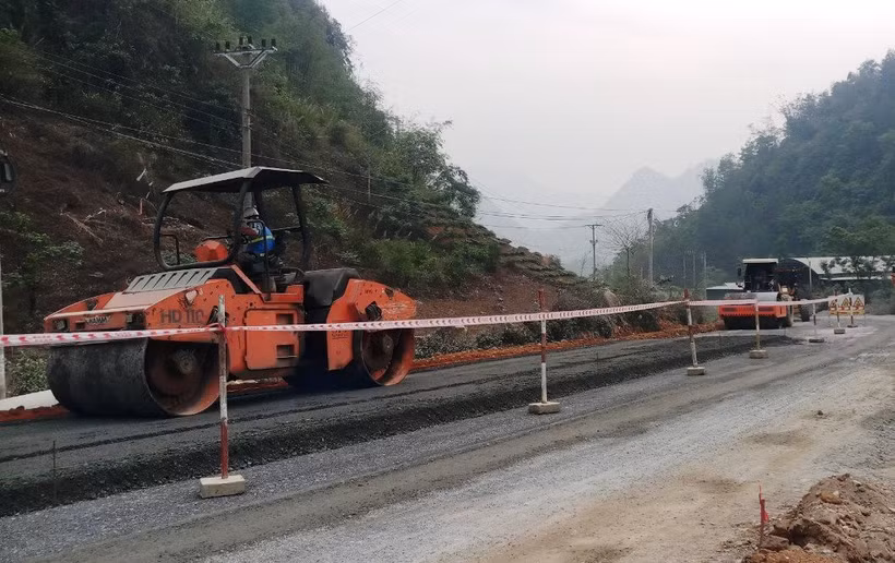 Nhà thầu thi công dự án cải tạo nâng cấp một tuyến đường quốc lộ. (Ảnh: PV/Vietnam+)