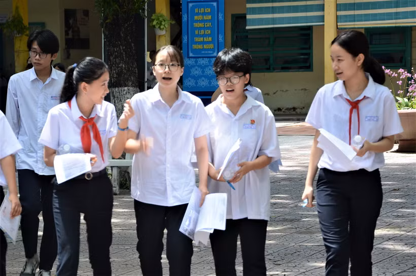 Thí sinh tại điểm thi THCS Lý Thường Kiệt (Đà Nẵng) hoàn thành môn thi đầu tiên của Kỳ thi Tuyển sinh lớp 10 THPT. (Ảnh: Văn Dũng/TTXVN)