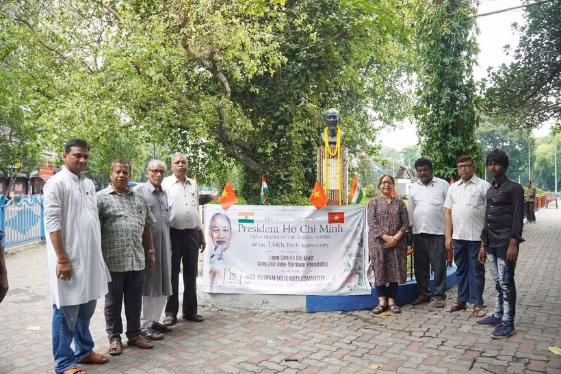 Lãnh đạo và đại diện Ủy ban Đoàn kết Ấn Độ-Việt Nam bang Tây Bengal chụp ảnh sau Lễ kỷ niệm 134 năm Ngày sinh Chủ tịch Hồ Chí Minh. (Ảnh: Ủy ban Đoàn kết Ấn Độ-Việt Nam bang Tây Bengal/TTXVN phát)