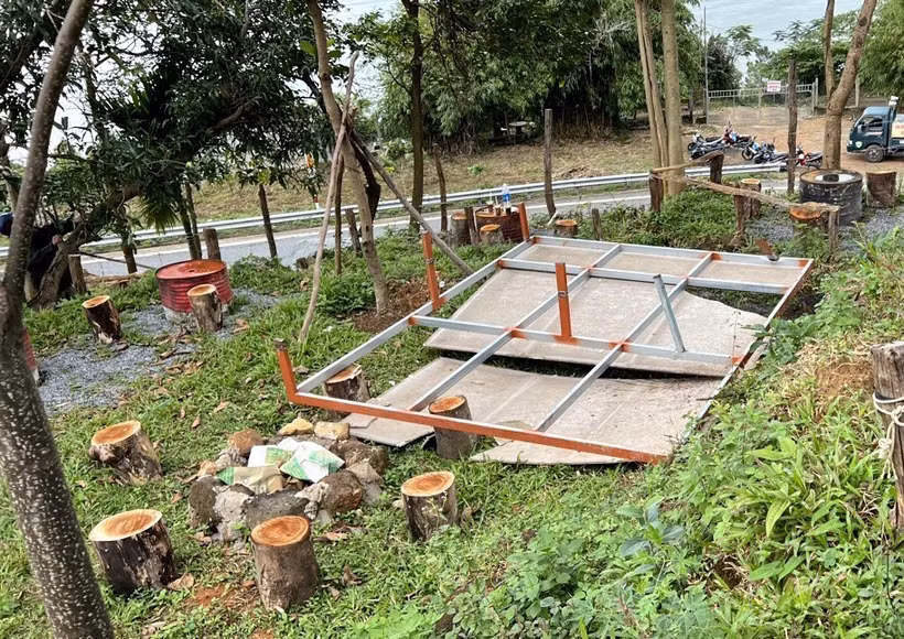 Chủ đầu tư khu du lịch Đồi Cừu Hải Vân tự ý chặt cây, lắp đặt các sạp gỗ để kinh doanh. (Ảnh: TTXVN phát)