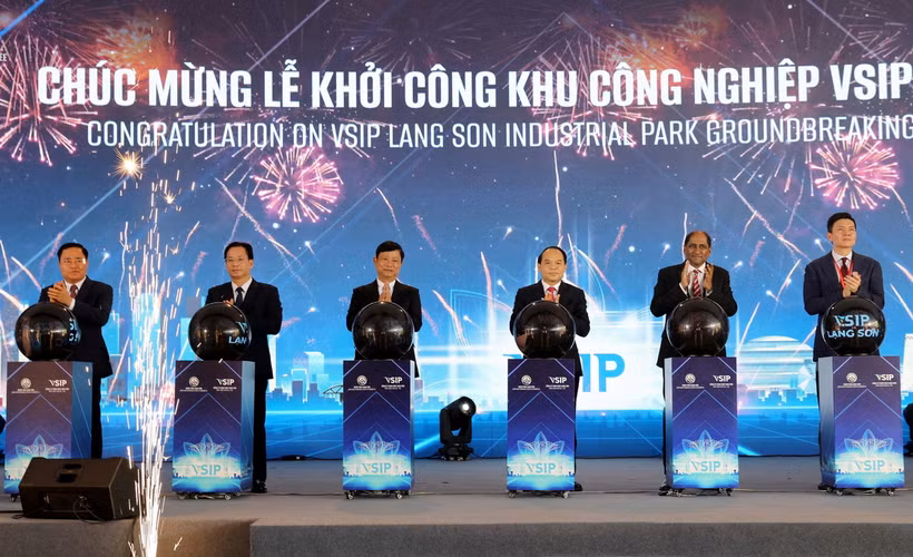 Lãnh đạo tỉnh Lạng Sơn và các đại biểu thực hiện nghi thức khởi công Khu Công nghiệp Việt Nam-Singapore Lạng Sơn. (Ảnh: Văn Đạt/ TTXVN)