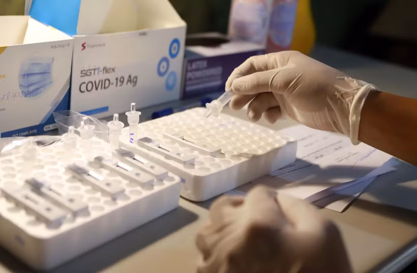 Kỹ thuật viên Trung tâm y tế huyện Tam Đảo test nhanh mẫu bệnh phẩm tìm virus SARS-CoV-2. (Ảnh: Hoàng Hùng/TTXVN)