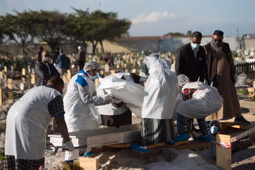 Thi thể một bệnh nhân tử vong do COVID-19 tại Cape Town, Nam Phi, ngày 9/6/2020. (Ảnh: AFP/TTXVN)