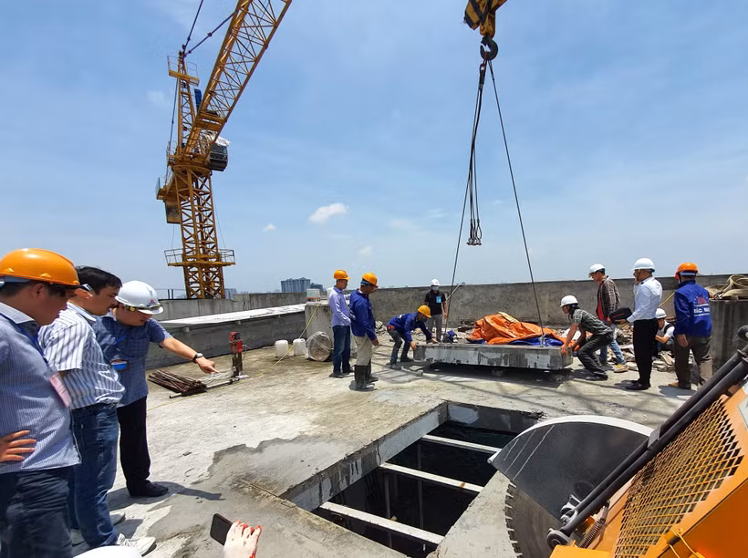 Đơn vị tháo dỡ đã cắt xong một ô sàn tầng 18 tòa nhà 8B Lê Trực. (Ảnh Mạnh Khánh/TTXVN)