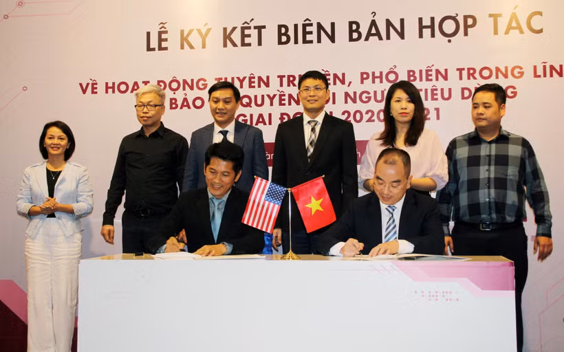 Ký Biên bản ghi nhớ hợp tác về tuyên truyền, phổ biến trong lĩnh vực bảo vệ người tiêu dùng giai đoạn 2020-2021. (Ảnh: Mỹ Phương/TTXVN)