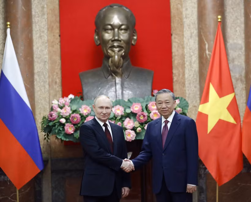 Chủ tịch nước Tô Lâm và Tổng thống Liên bang Nga Vladimir Putin chụp ảnh chung. (Ảnh: Nhan Sáng/TTXVN)
