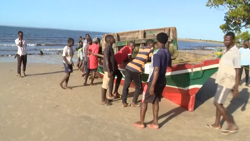 Chiếc phà bị đắm ngoài khơi tỉnh Nampula, miền Bắc Mozambique, được trục vớt sau thảm kịch, ngày 8/4/2024. (Ảnh: AFP/TTXVN)