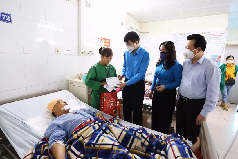 Đại diện Liên đoàn Lao động tỉnh Bắc Ninh và UBND huyện Tiên Du thăm nạn nhân điều trị tại Bệnh viện Đa khoa tỉnh Bắc Ninh. (Ảnh: Thái Hùng/TTXVN)