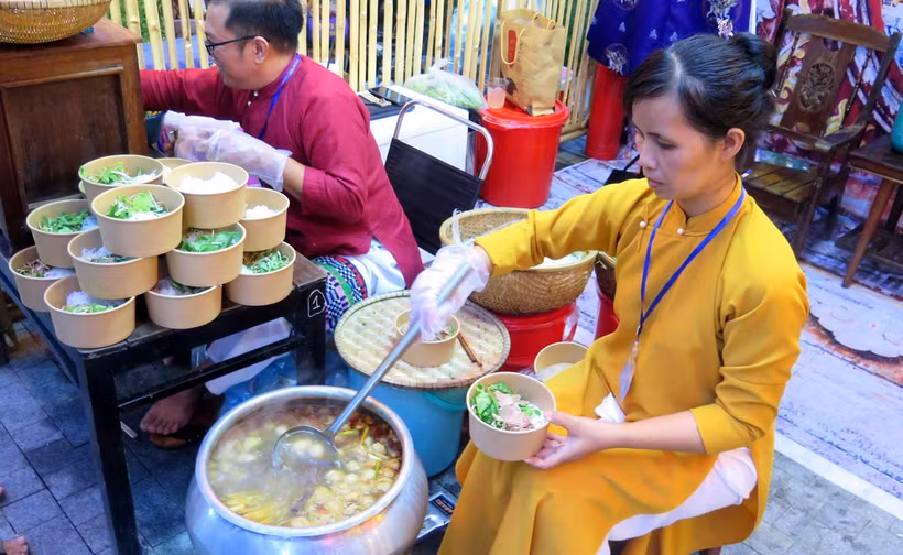 Bún bò Huế được giới thiệu tại Lễ hội 100 món Ẩm thực đường phố Huế năm 2022. (Ảnh: Tường Vi/ TTXVN)