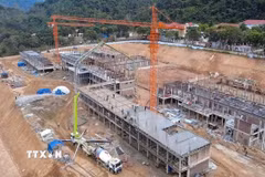 Một góc của dự án Trường PTNT liên cấp Tiểu học và THCS xã biên giới Phong Thổ đang hình thành lên giữa núi rừng Tây Bắc phục vụ cho con em đồng bào các dân tộc nới biên viễn Lai Châu. (Ảnh: Quý Trung/TTXVN)