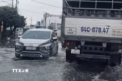 Ngập nặng trên Quốc lộ 1A đoạn đi qua tỉnh Cà Mau khiến giao thông hết sức khó khăn. (Ảnh: Trung Hiếu/TTXVN)