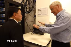 Tiến sỹ Nissan Maskil, Giám đốc điều hành (CEO) Qarakal Quantum giới thiệu với Đại sứ Việt Nam tại Israel Nguyễn Kỳ Sơn về hệ thống máy tính lượng tử 20qbits tại Đại học Hebrew. (Ảnh: Thanh Bình/TTXVN)