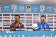 Tiền đạo Xuân Son (trái) trả lời câu hỏi tại họp báo trước trận bán kết lượt đi với Malaysia tại Kuala Lumpur. (Ảnh: Bùi Hoàn/TTXVN)