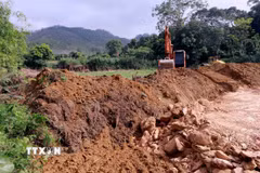 Công trường dự án hạ tầng giao thông kết nối vùng Thủ đô (đoạn qua phường Xuân Hòa) đang được Phú Thọ thi công tích cực triển khai thi công. (Ảnh minh họa: Hoàng Hùng/TTXVN)