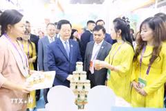 Phó Thủ tướng Chính phủ Mai Văn Chính tham quan các gian hàng Việt Nam tham gia tại CAEXPO lần thứ 22. (Ảnh: Công Tuyên/TTXVN)