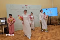 Các sinh viên Việt Nam đã mang đến những điệu múa uyển chuyển, với các bài hát ca ngợi quê hương đất nước. (Ảnh: Trần Hải/TTXVN)