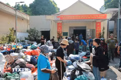 Điểm tiếp nhận hỗ trợ đồng bào miền Trung của “Đội xe 0 đồng Hà Nội” 105 Xuân La, phường Xuân Đỉnh, Hà Nội. (Ảnh: Lê Đông/TTXVN)