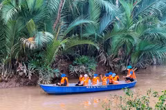 Các sinh viên tham quan, tìm hiểu hệ sinh thái rừng tại Cù Lao Dung. (Ảnh: Cục Du lịch Quốc gia Việt Nam)
