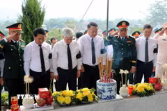Phó Chủ tịch Thường trực Quốc hội Đỗ Văn Chiến (thứ 3, trái sang) cùng các đồng chí lãnh đạo dành phút mặc niệm bên phần mộ 93 hài cốt liệt sỹ được an táng, tưởng nhớ và tri ân các anh hùng liệt sỹ đã hy sinh vì Tổ quốc. (Ảnh: Đức Thọ/TTXVN)