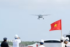 Máy bay Cessna 208 thực hiện chuyến bay kiểm tra an toàn tĩnh không tại Cảng hàng không Quảng Trị, đánh dấu bước tiến quan trọng trong quá trình hoàn thiện các điều kiện kỹ thuật, hướng tới khai thác thương mại vào tháng 3/2027. (Ảnh: Tá Chuyên/TTXVN)