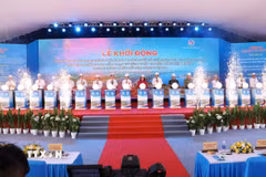 Các đại biểu thực hiện nghi thức khởi động dự án, đánh dấu bước chuyển sang giai đoạn triển khai xây dựng hai dự án thành phần thuộc đường Vành đai 4 Thành phố Hồ Chí Minh. (Ảnh: Bùi Giang/TTXVN)