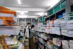 Phụ huynh mua sách tại cửa hàng sách giáo dục số 231 Nguyễn Văn Cừ, phường Chợ Quán, Thành phố Hồ Chí Minh sáng 20/8. (Ảnh minh họa: Thu Hoài/TTXVN)