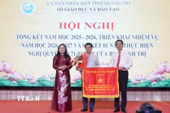 Trao cờ thi đua của Thủ tướng Chính phủ cho trường Dân tộc nội trú THPT Nam Quảng Trị. (Ảnh: Thanh Thuỷ/TTXVN)