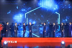Các đại biểu thực hiện nghi thức khai trương Sàn giao dịch việc làm quốc gia. (Ảnh: Văn Điệp/TTXVN)