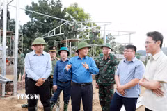 Bí thư Tỉnh uỷ Lai Châu Lê Minh Ngân chỉ đạo cho các ngành cần khẩn trương làm quy hoạch để di hết các hộ dân đang trong vùng có nguy cơ sạt lở đến khu tái định cư. (Ảnh: Quý Trung/TTXVN)