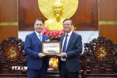 Chủ tịch Ủy ban nhân dân thành phố Cần Thơ Trương Cảnh Tuyên tặng quà lưu niệm cho Đại sứ Kohdayar Marri. (Ảnh: Nguyễn Hằng /TTXVN)