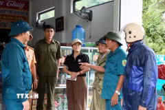 Chính quyền xã Phong Nha (Quảng Trị) vận động người dân tại khu vực nguy cơ sạt lở đến nơi an toàn. (Ảnh: Tá Chuyên/TTXVN)