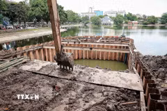 Dự án cống ngầm chống ngập tại Công viên Thống Nhất hiện bước vào giai đoạn hoàn thiện cuối cùng, dự kiến tháo dỡ rào chắn và hoàn thành thi công vào ngày 25/5. (Ảnh: Phạm Tuấn Anh/TTXVN)