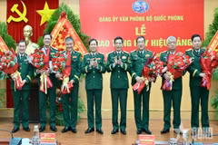 Đại tướng Phan Văn Giang và Đại tướng Nguyễn Tân Cương chúc mừng các đồng chí thủ trưởng Bộ Quốc phòng và chỉ huy Văn phòng Bộ Quốc phòng. (Ảnh: Báo QĐND)