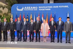 Các Bộ trưởng ASEAN+3 chụp ảnh trước phiên họp. (Ảnh: Việt Dũng/TTXVN)