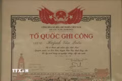 Bằng Tổ quốc ghi công của liệt sỹ Huỳnh Văn Quên tại nhà người em thứ 9 là Huỳnh Văn Chín, ở xã Vàm Cỏ. (Ảnh: Đức Hạnh/TTXVN)