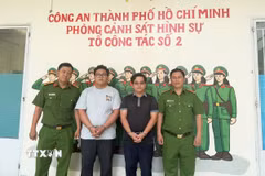Hai đối tượng tại cơ quan công an. (Ảnh: TTXVN phát)