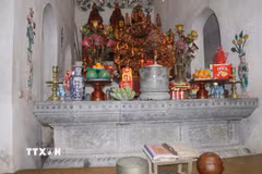 Bệ đá Long Hoa được đặt tại không gian chính điện của chùa Thượng Nương, xã Liêm Hà, tỉnh Ninh Bình. (Ảnh: Thùy Dung/TTXVN)