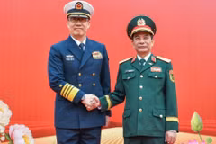 Bộ trưởng Quốc phòng Việt Nam Phan Văn Giang và Bộ trưởng Quốc phòng Trung Quốc Đổng Quân. (Ảnh: TTXVN)