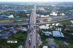 Tuyến cao tốc Bến Lức-Long Thành mở rộng kết nối các khu công nghiệp với hệ thống cảng biển, góp phần thúc đẩy giao thương liên vùng. (Ảnh: Giang Phương/TTXVN)