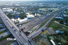 Cao tốc Bến Lức-Long Thành từng bước phát huy hiệu quả, tạo thuận lợi cho hoạt động vận chuyển hàng hóa và phát triển logistics. (Ảnh: Giang Phương/TTXVN)