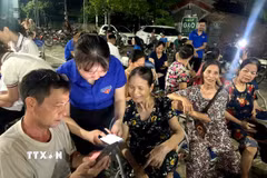 Tổ Công nghệ số cộng đồng xã Khoái Châu hướng dẫn người dân thực hiện các thủ tục hành chính trên không gian số. (Ảnh: Thế Duyệt/TTXVN)