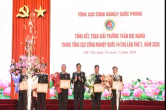 Trung tướng Hồ Quang Tuấn trao thưởng tặng các tập thể có thành tích tiêu biểu trong tổ chức tham gia giải thưởng. (Ảnh: Báo QĐND)