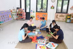 Giáp viên Trường Mầm non Tam Chúc, phường Tam Chúc, Ninh Bình, chuẩn bị trang trí phòng lớp trước thời gian sáp nhập trường. (Ảnh: Đại Nghĩa/TTXVN)