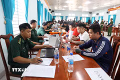 Lực lượng chức năng tiến hành lấy lời khai những công dân Việt Nam do các lực lượng chức năng của Campuchia trao trả. (Ảnh: Thanh Tân/TTXVN)