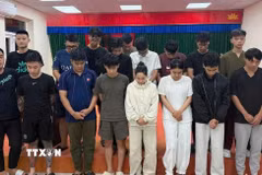 Các đối tượng tại cơ quan Công an. (Ảnh: TTXVN phát)