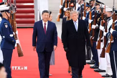 Tổng thống Mỹ Donald Trump (giữa, phải) và Chủ tịch Trung Quốc Tập Cận Bình (giữa, trái) tại lễ đón ở Căn cứ không quân Andrews, bang Maryland, ngày 23/9/2026. (Ảnh: THX/TTXVN phát)