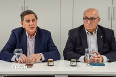 Ông Rodolfo Rossi (phải), Chủ tịch Hiệp hội Đậu tương Argentina (ACSoja) và ông Ricardo Bergmann (trái), Phó Chủ tịch ACSoja. (Ảnh: Thanh Tùng/TTXVN)