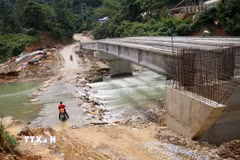 Người dân mong muốn sớm sửa chữa đường công vụ để thuận lợi cho việc đi lại trong khi chờ hoàn thiện các cầu Chà Lạp 1,2,3 trên tỉnh lộ 541B. (Ảnh: Văn Tý/TTXVN)